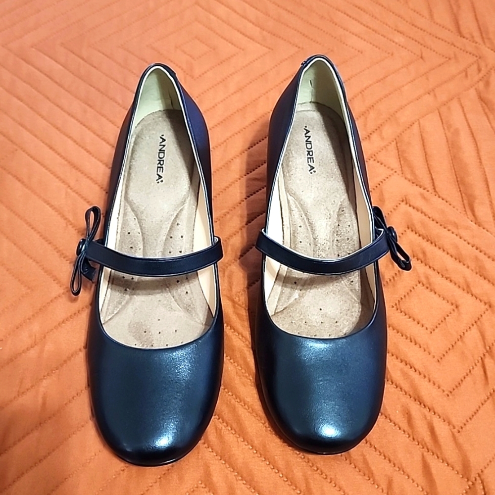 Black Mary Jane pumps